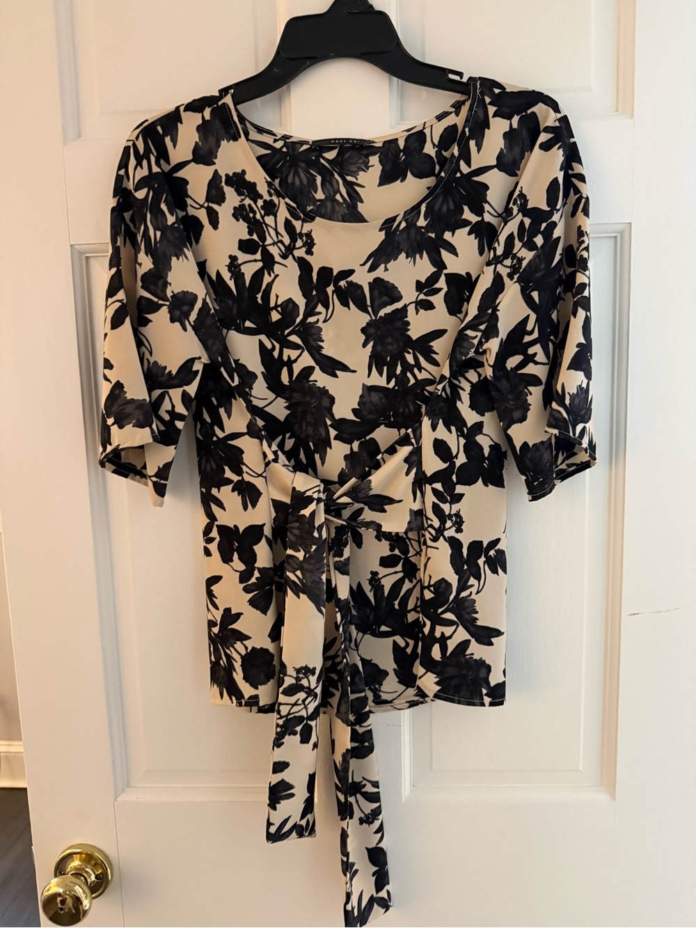 WEST KEI WOMANS FLORAL SHORT SLEEVE TOP SIZE SMALL CREAM AND BLACK WITH TIE